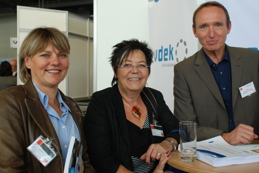 Andreas Hustadt (vdek) im Gespr&auml;ch mit den Landtagsabgeordneten Marlis Stotz und Gerda Kieninger (mitte)