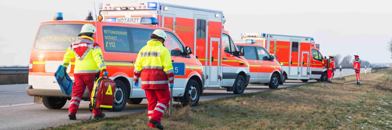 Rettungswagen und Rettungskräfte im Einsatz