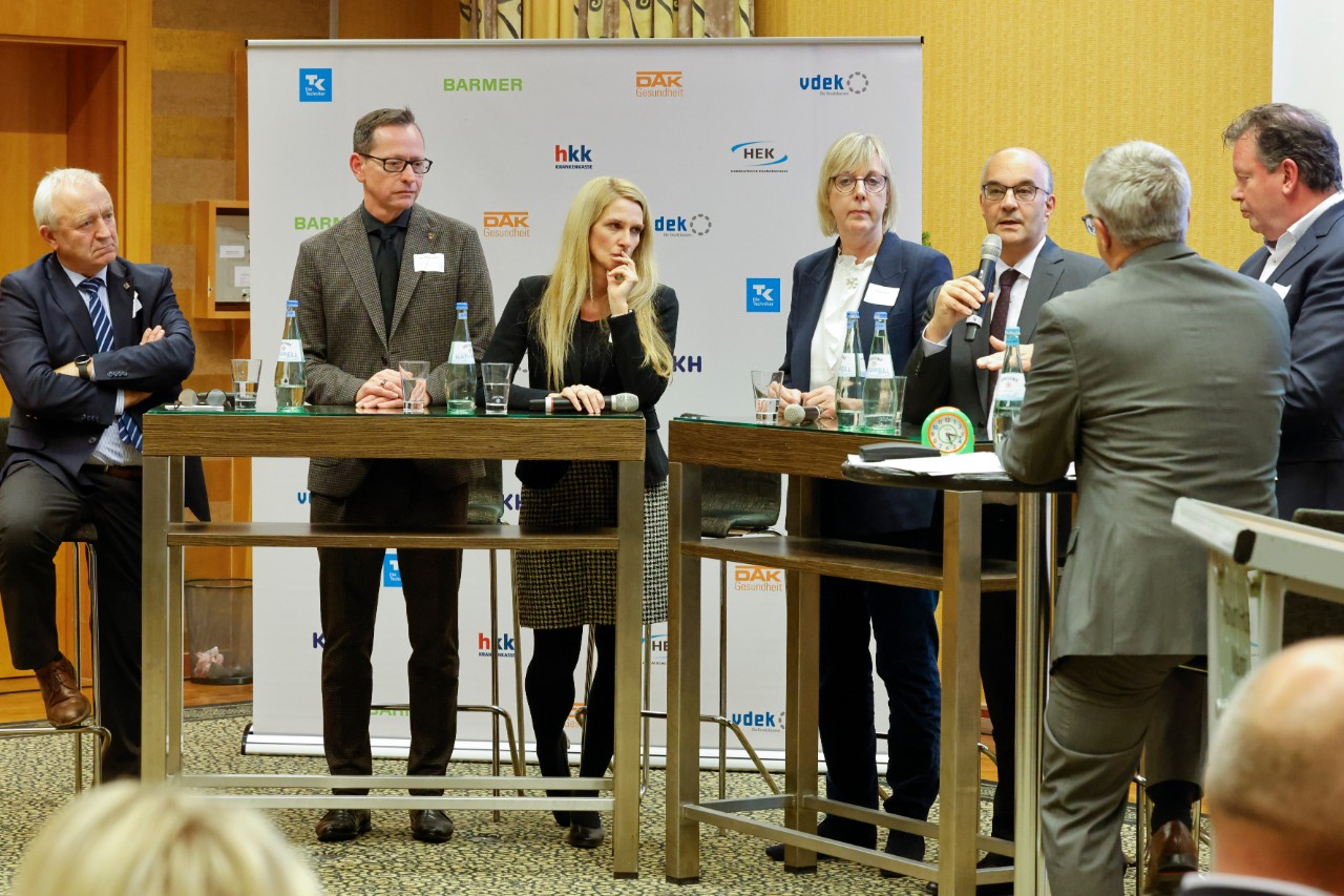 Podium (vlnr.) Aloysius S&ouml;hngen, Dr. Oliver Kusch, Dr. Nadja Moreno, Ulrike Elsner, Dr. Markus Mai und Bernd Mege