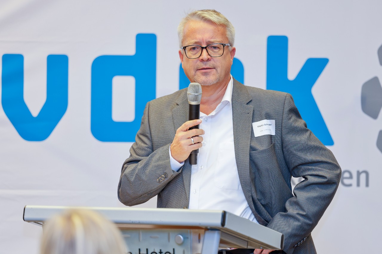 Martin Schneider, Leiter der vdek-Landesvertretungen Rheinland-Pfalz und Saarland, begr&uuml;&szlig;t die Teilnehmerinnen und Teilnehmer des Ersatzkassenforums 2023