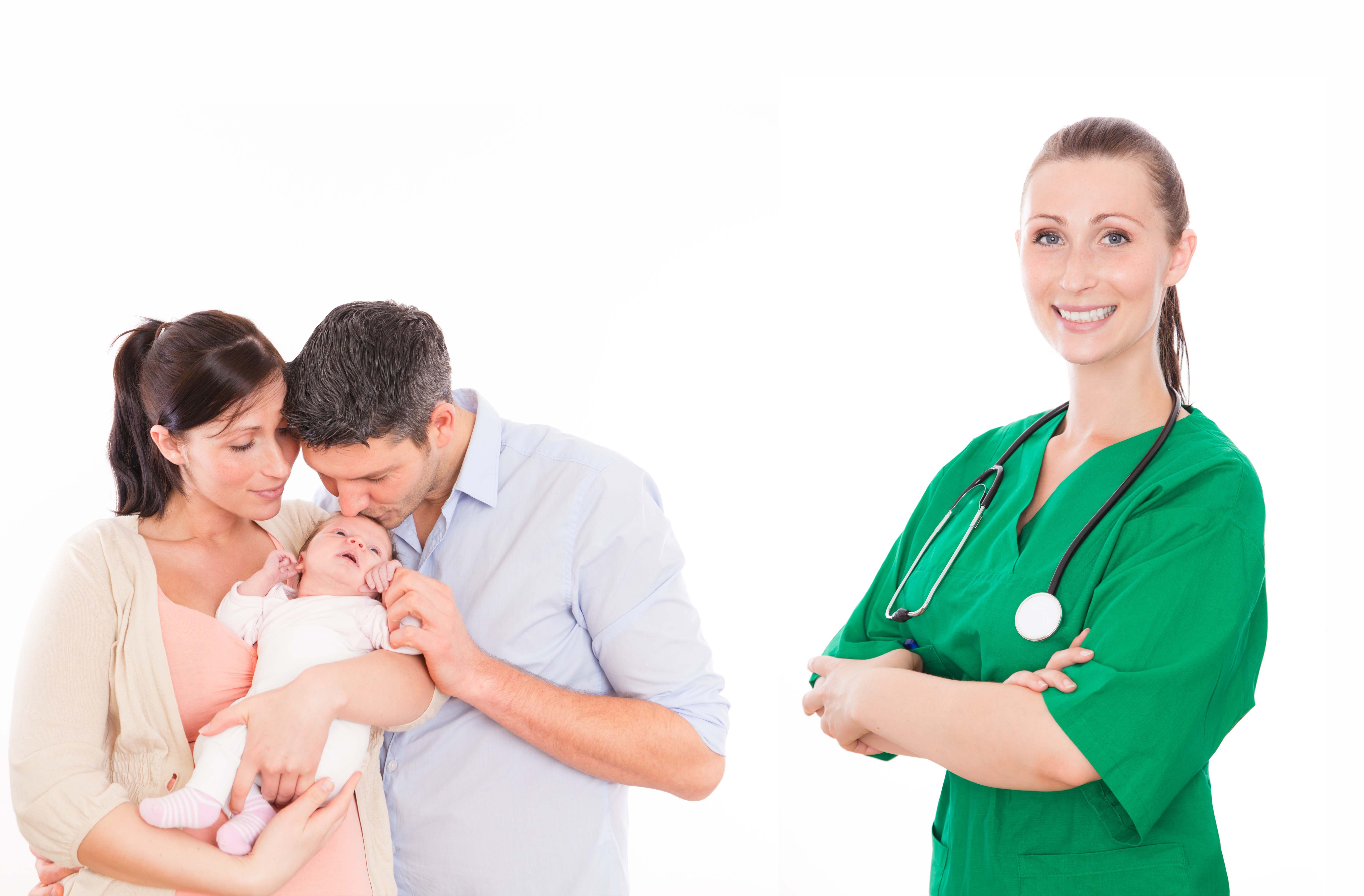 Eltern stehen mit Baby umschlungen zusammen, Ärztin schaut abseits in die Kamera