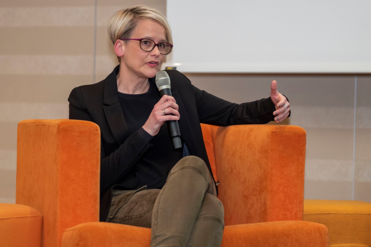 Sabine Maur, Pr&auml;sidentin der LandesPsychotherapeutenKammer RLP, diskutierte mit den Teilnehmern &uuml;ber die Digitalisierung der Psychotherapie.