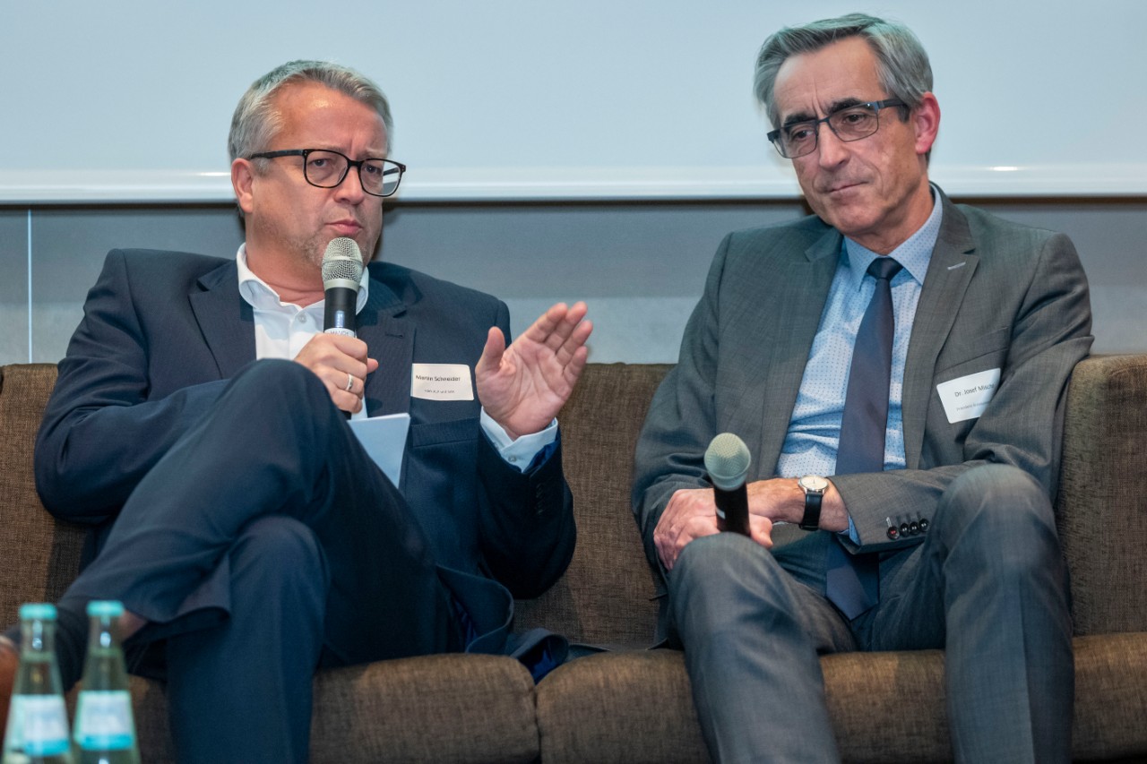 Martin Schneider, Leiter der Landesvertretungen RLP und SAA, im Gespr&auml;ch mit Dr. Josef Mischo, Pr&auml;sident der &Auml;rztekammer des Saarlandes.