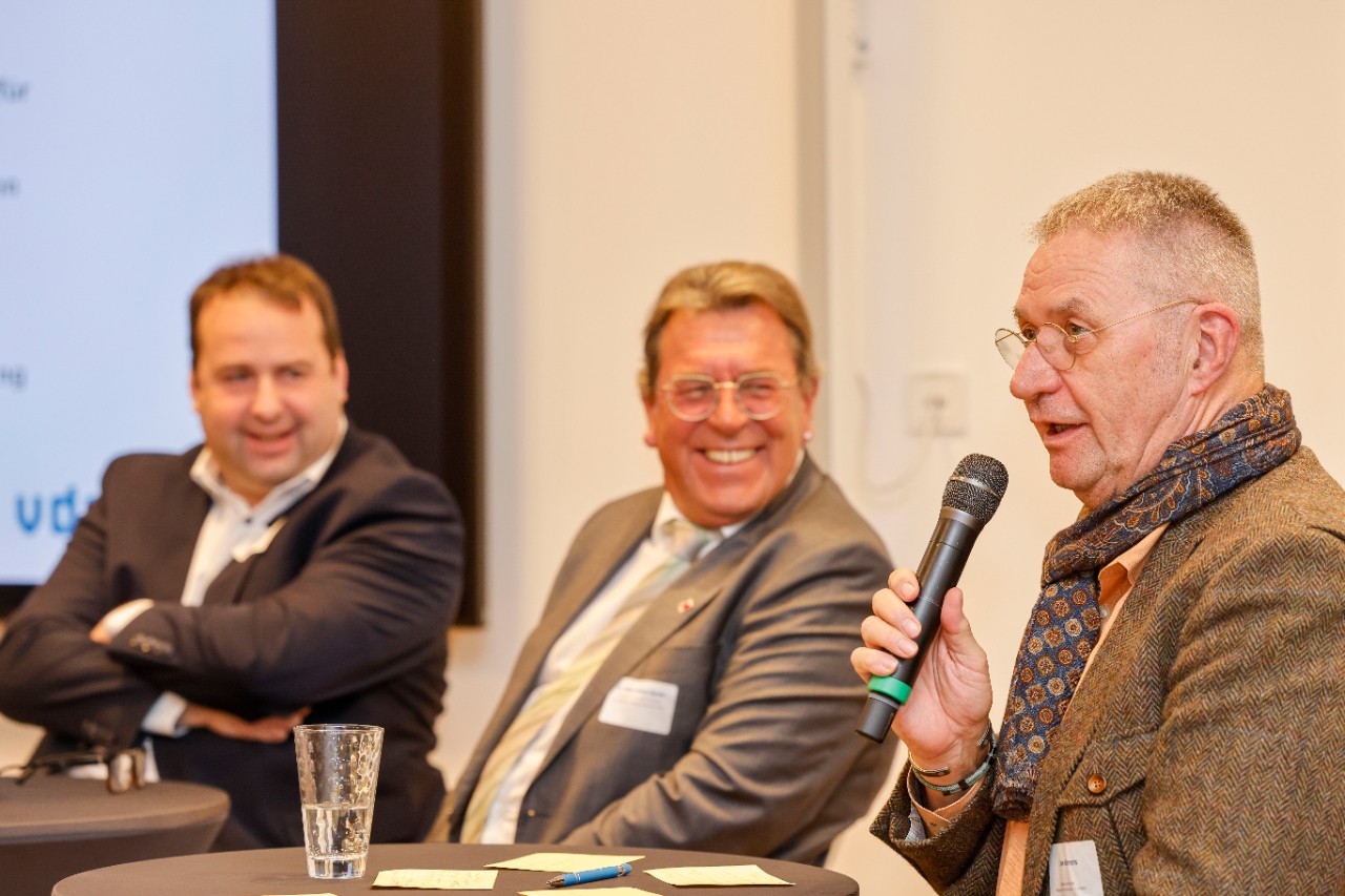 vdek-Verbandsvorsitzender Uwe Klemens auf dem Podium des Ersatzkassenforums