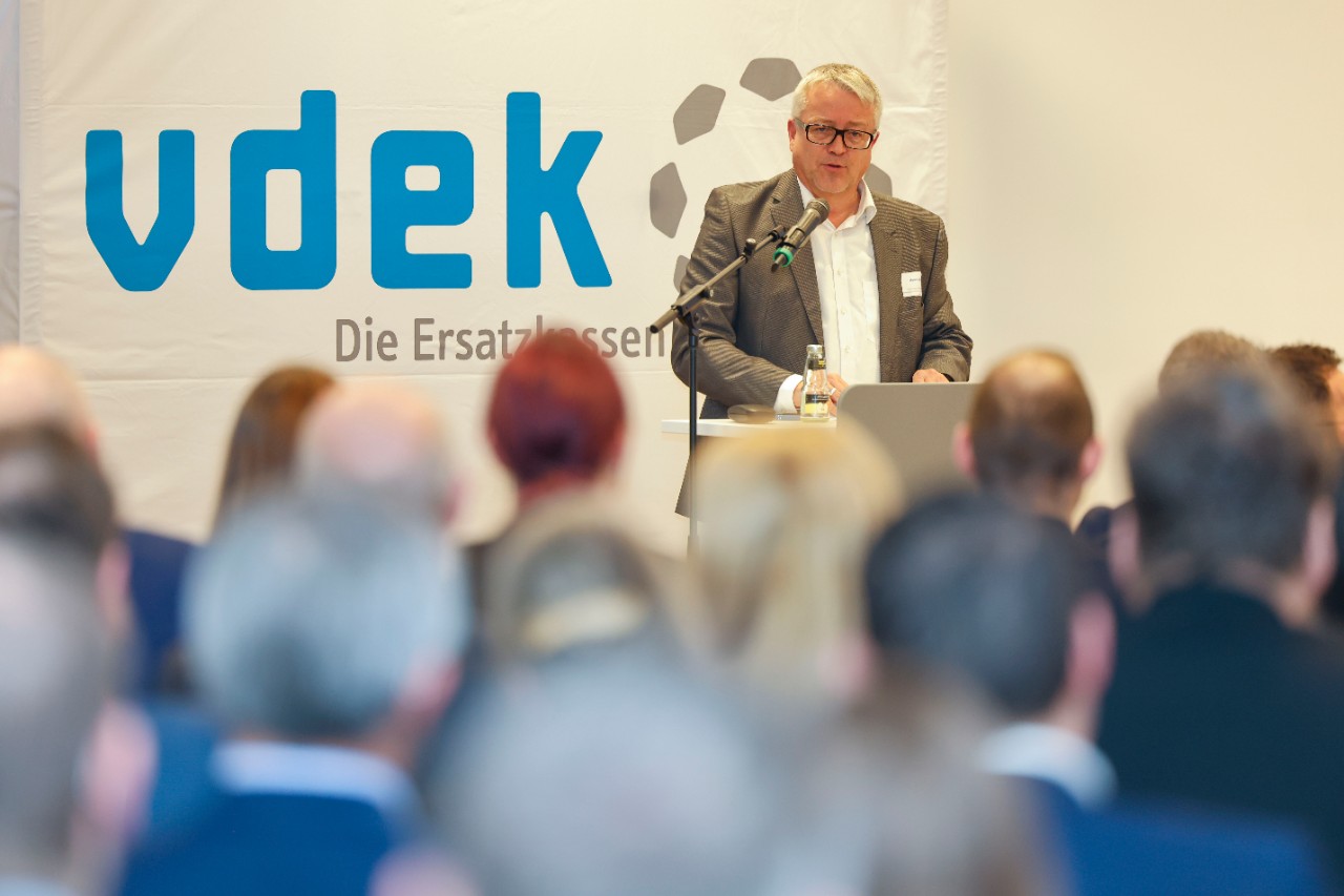 Martin Schneider, Leiter des vdek Rheinland-Pfalz und Saarland, begr&uuml;&szlig;t die Teilnehmenden des Ersatzkassenforums