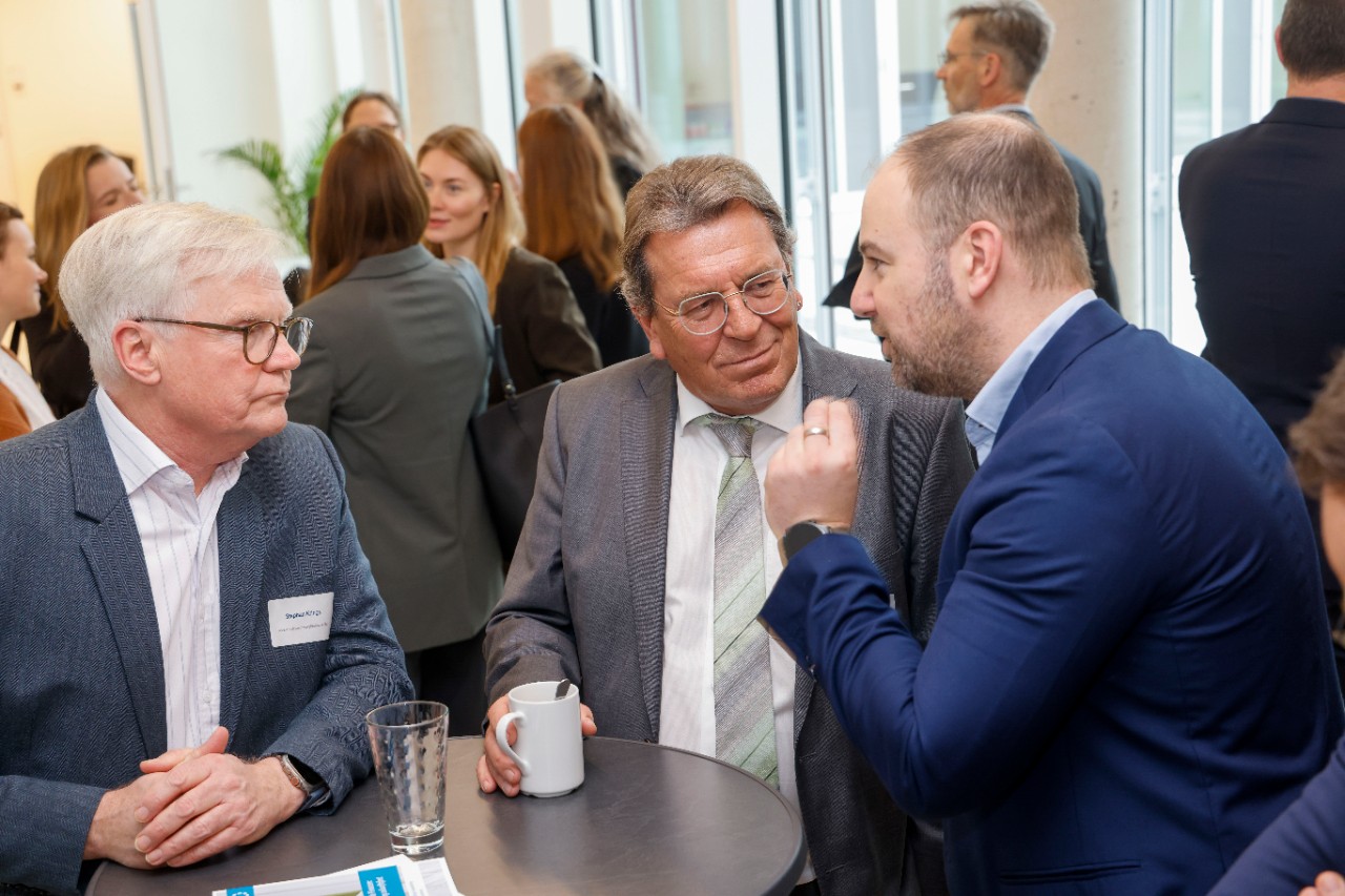 Flei&szlig;ig diskutuert wurde auch am Rande des Ersatzkassenforums
