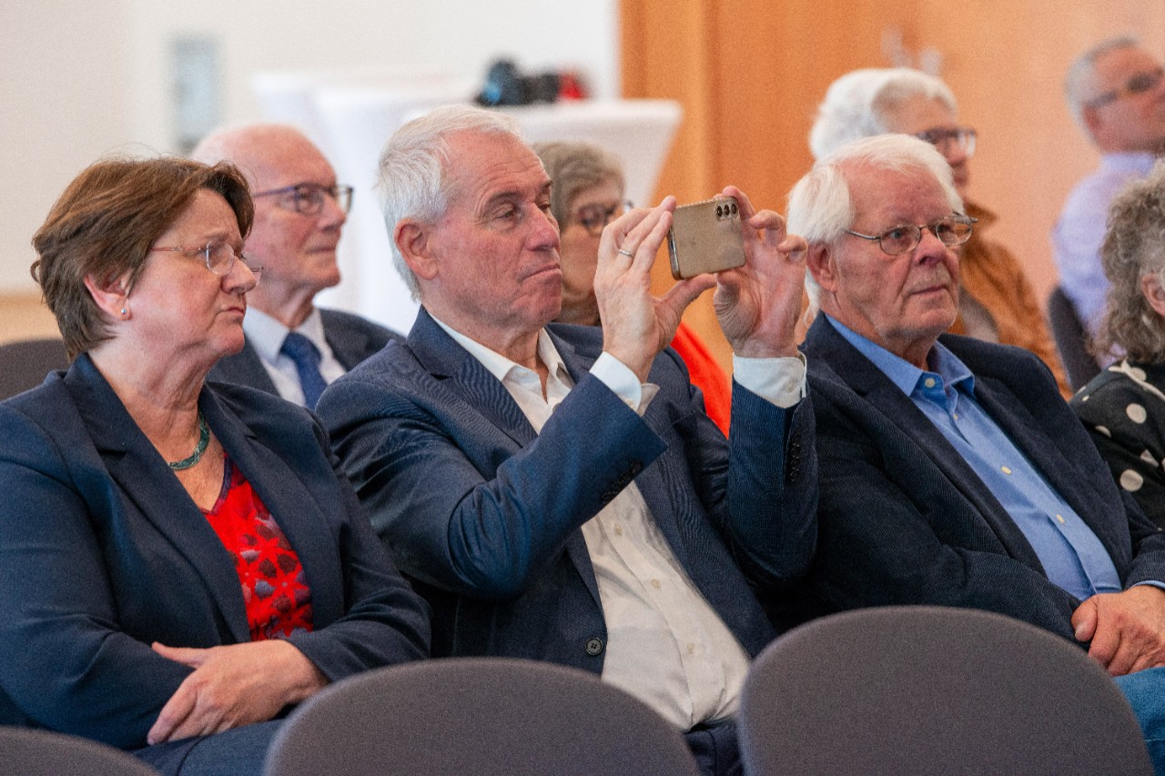 Publikum richtet den Blick nach vorne