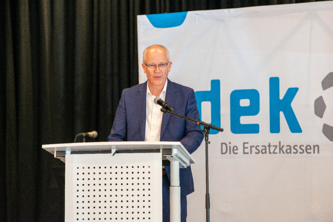 Dr. Arndt Goldt h&auml;lt auf dem Podium sein Gru&szlig;wort