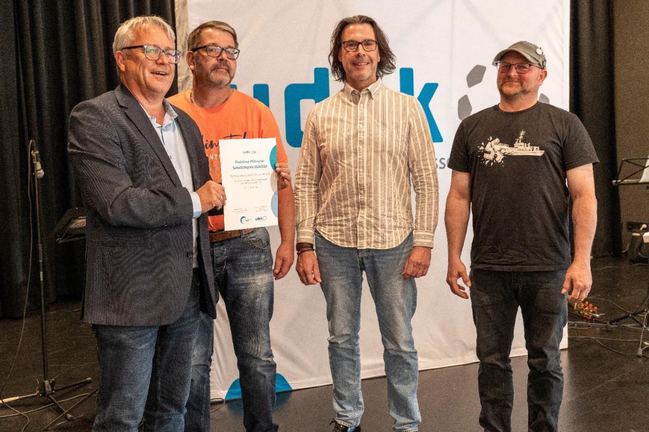 Martin Schneider und &uuml;bergibt der Selbsthilfegruppe spielfrei24 e.V. die Urkunde