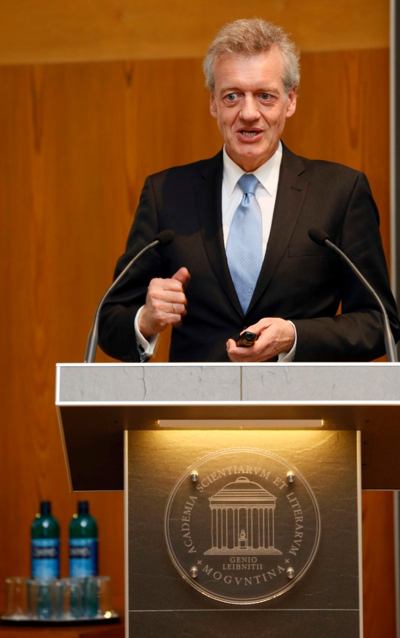 Prof. Dr. Ferdinand Gerlach steht am Rednerpult und spricht Prof. Dr. Ferdinand Gerlach steht am Rednerpult und spricht