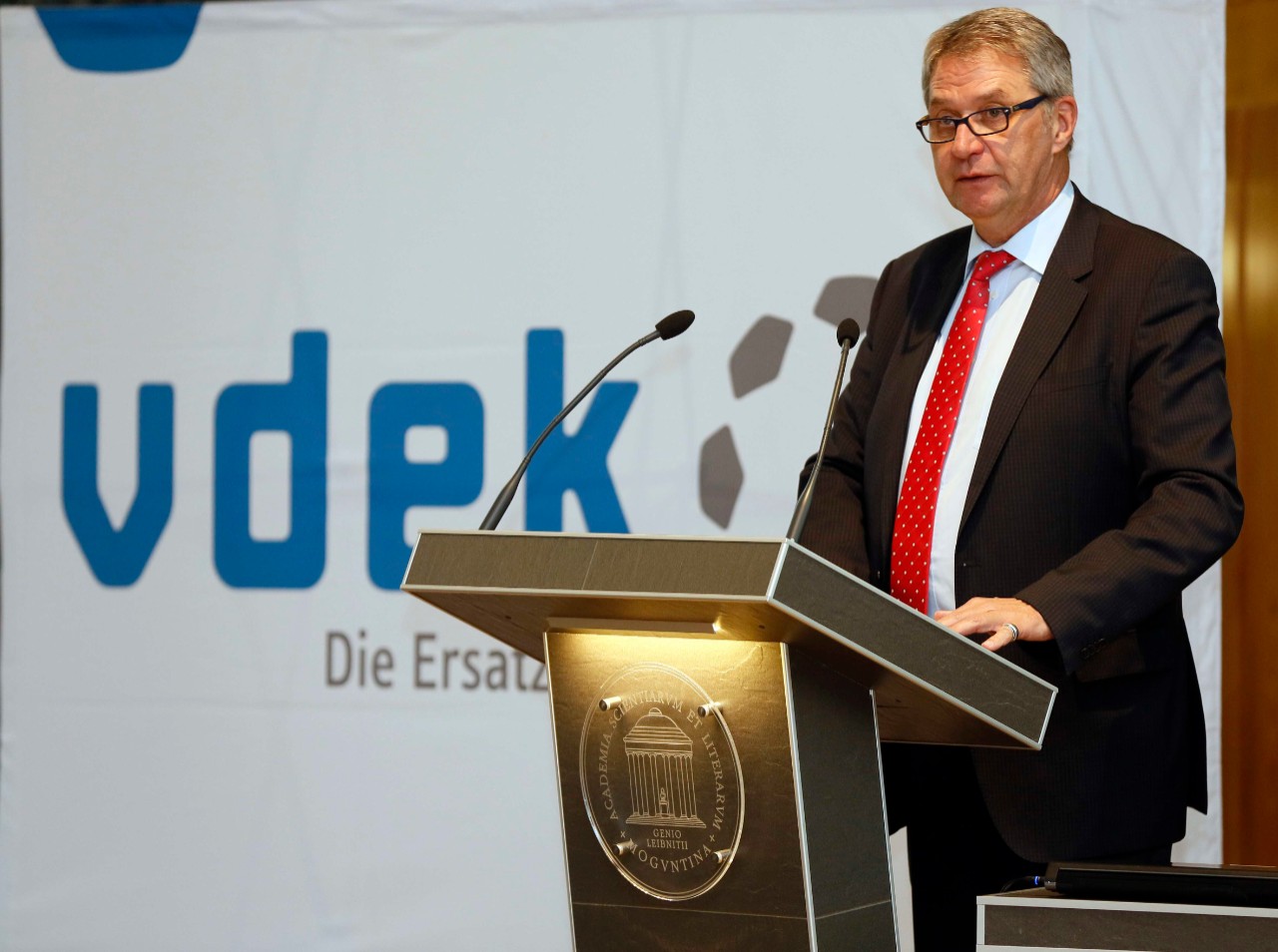 Uwe Klemens steht am Rednerpult und spricht, links von ihm zu sehen ist das vdek-Logo Uwe Klemens steht am Rednerpult und spricht, links von ihm zu sehen ist das vdek-Logo