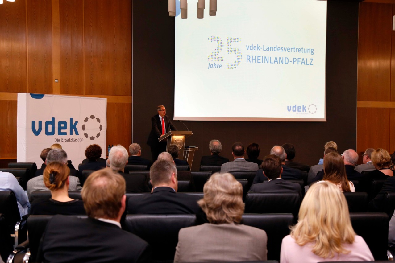 Blick aus dem Publikum aufs Podium Blick aus dem Publikum aufs Podium