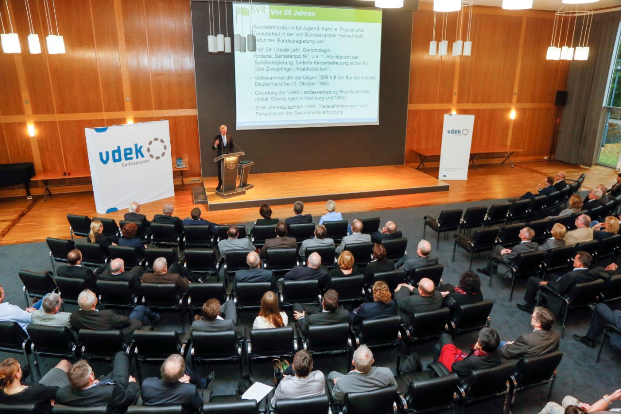 Blick von oben aufs Publikum und Podium Blick von oben aufs Publikum und Podium