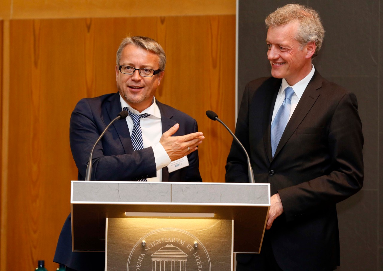 Martin Schneider und Prof. Dr. Ferdinand Gerlach stehen gemeinsam am Rednerpult, Herr Schneider gestikuliert und spricht Martin Schneider und Prof. Dr. Ferdinand Gerlach stehen gemeinsam am Rednerpult, Herr Schneider gestikuliert und spricht