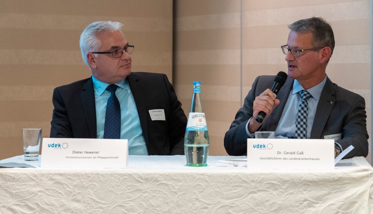 Der Vorstandsvorsitzende der Pflegegesellschaft, Dieter Hewener, und der Gesch&auml;ftsf&uuml;hrer des Landeskrankenhauses, sowie Pr&auml;sident der Deutschen Krankenhausgesellschaft, Dr. Gerald Ga&szlig;, sind auch mit von der Partie