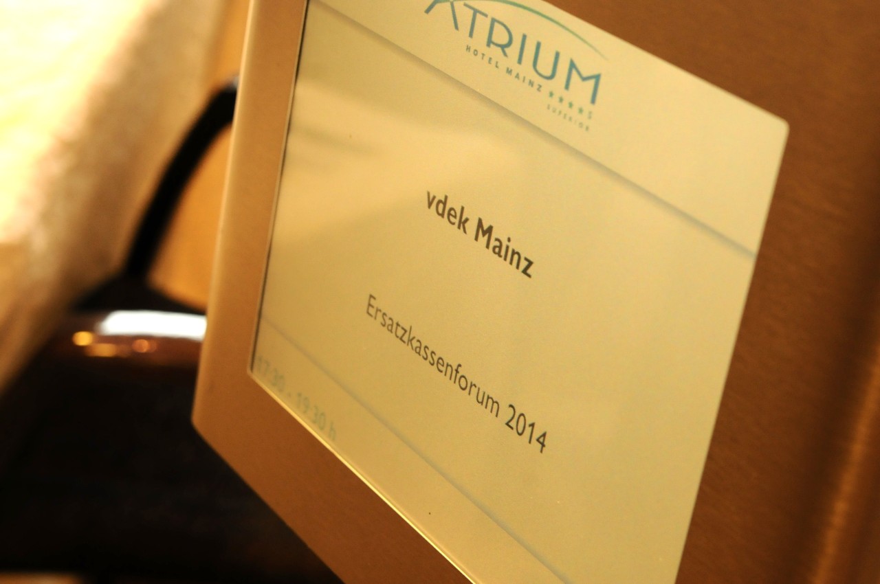 Infotafel mit der Aufschrift "vdek Mainz Ersatzkassenforum 2014"