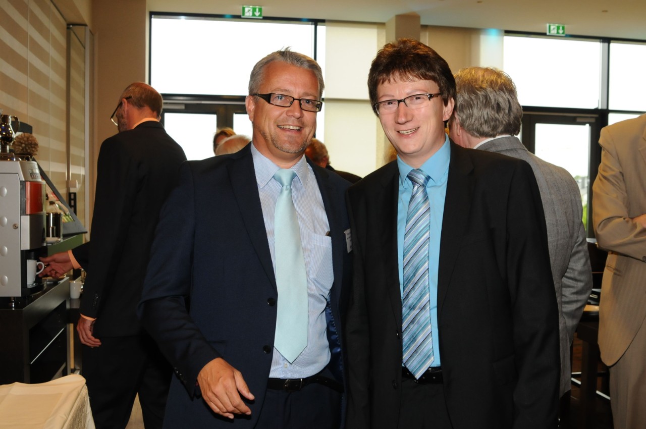 Dr. J&ouml;rg Loth, Vorstand der IKK S&uuml;dwest, mit Gastgeber Martin Schneider (l.)