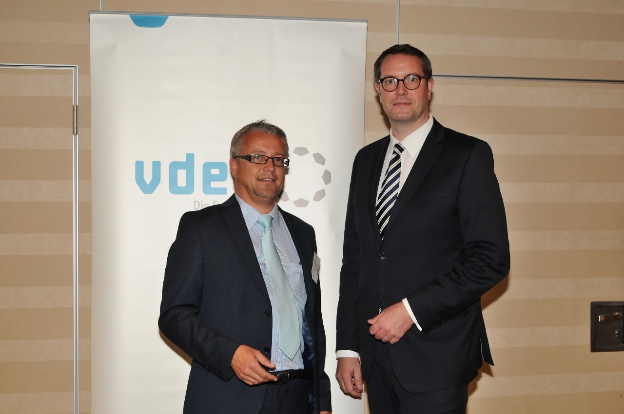 Gastgeber Martin Schneider (l.) mit Sozialminister Alexander Schweitzer vor einem vdek-Banner