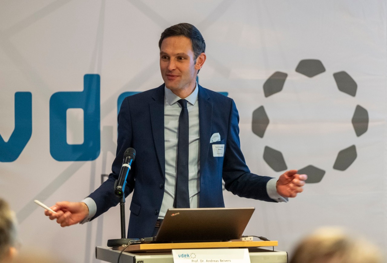 Prof. Dr. Andreas Beivers von der M&uuml;nchner Hochschule Fresenius h&auml;lt einen Impulsvortrag