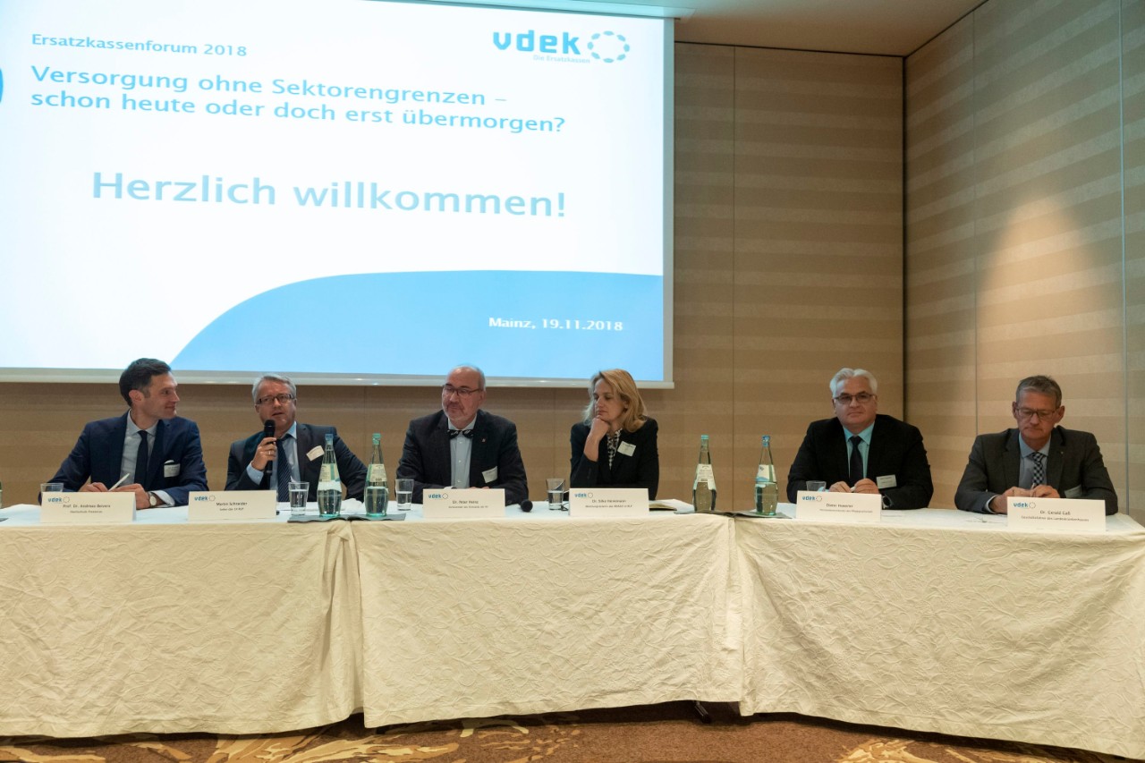 Es folgt eine Podiumsdiskussion mit sechs Experten aus der Gesundheitsbranche