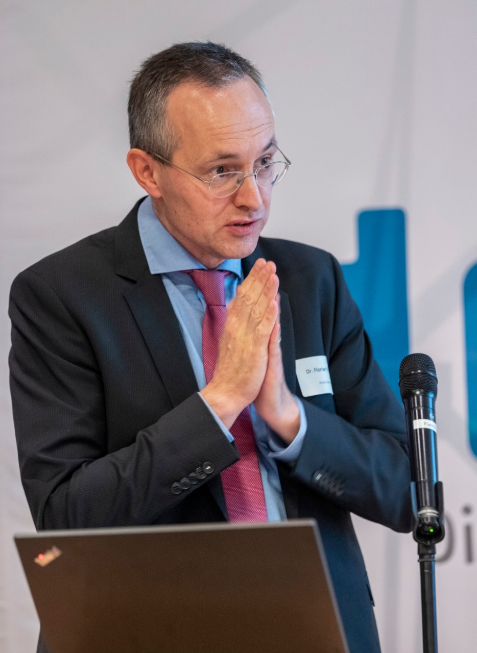 Dr. Florian Staeck, Redakteur der &Auml;rzte Zeitung, moderiert die Diskussionsrunde