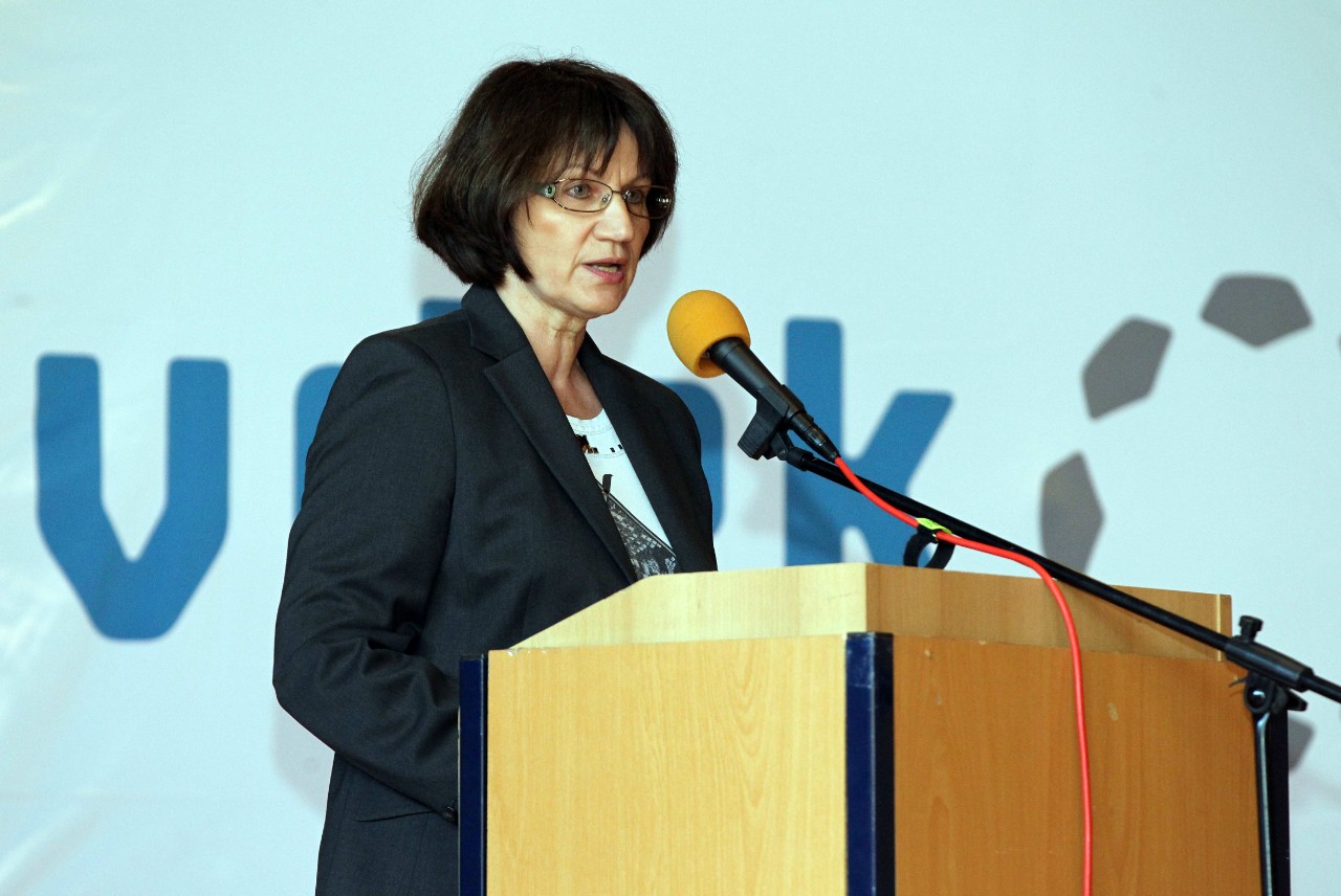 Abteilungsleiterin Christine Morgenstern hält das Grußwort im Namen der rheinland-pfälzischen Gesundheitsministerin