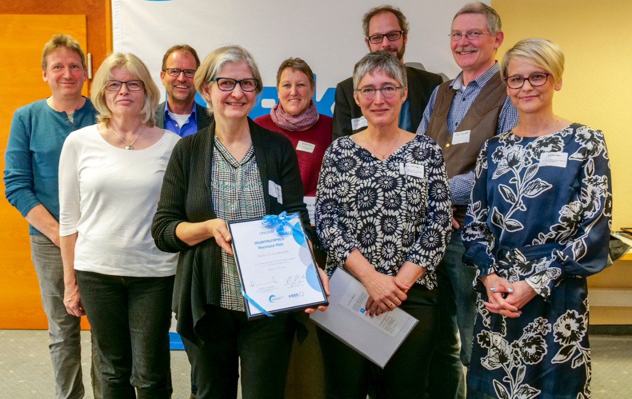 2. Platz: Selbsthilfegruppe AGUS aus Simmern mit Laudatorin und Jurymitglied Sabine Maur, Pr&auml;sidentin der LandesPsychotherapeutenKammer Rheinland-Pfalz (rechts im Bild)