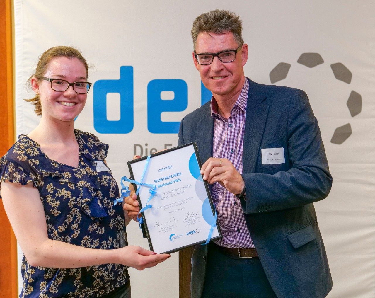 1. Platz: Lena Wolff, Leiterin der Sprechgruppe Flow in Mainz mit Laudator und Jurymitglied J&ouml;rn Simon, Leiter der Landesvertretung der Techniker Krankenkasse in Rheinland-Pfalz