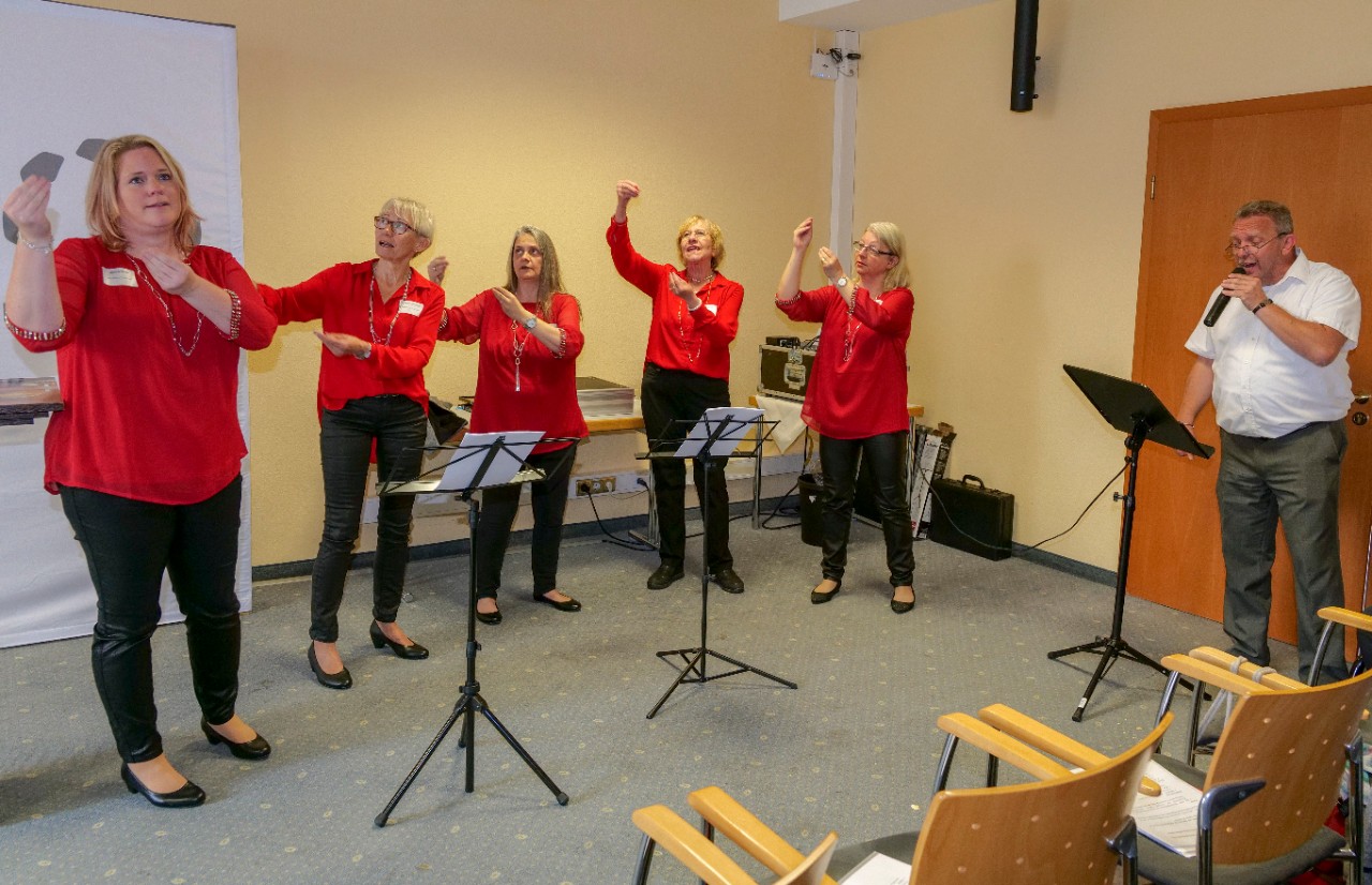 Der Geb&auml;rdenchor &bdquo;Voice Hands&ldquo; untermalt die Feier musikalisch