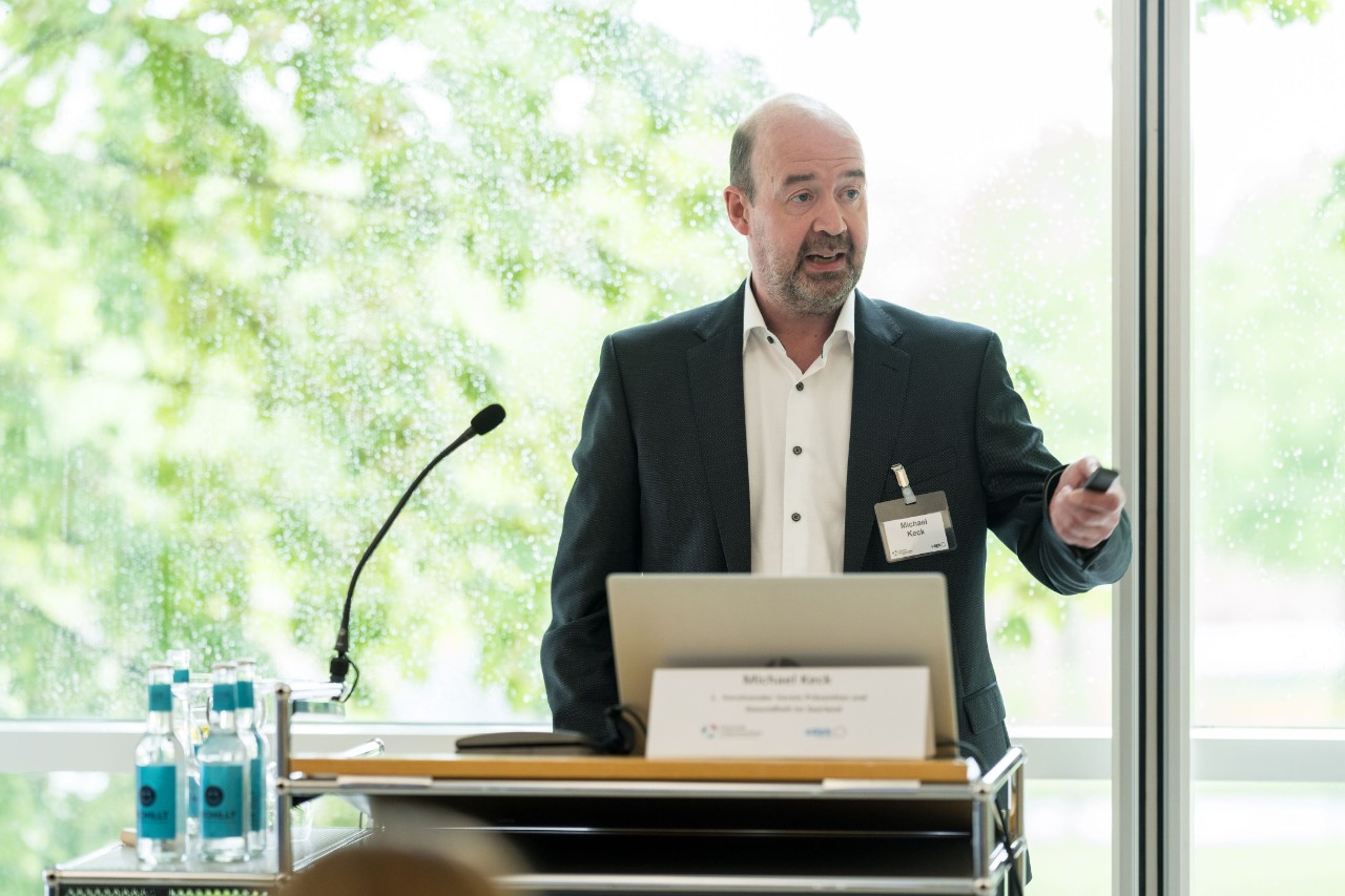 Michael Keck, 1. Vorsitzender von PuGiS und Referatsleiter Ambulante Versorgung vdek Saarland, berichtet &uuml;ber die Vorteile einer kommunalen Gesundheitsf&ouml;rderung