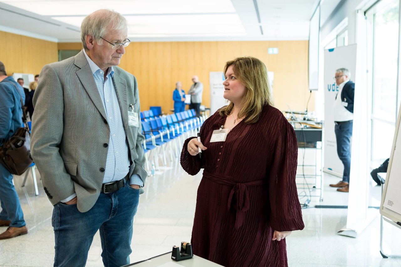 Franziska Arend im Austausch mit Axel Mittelbach von der Gesundheitsregion Saar