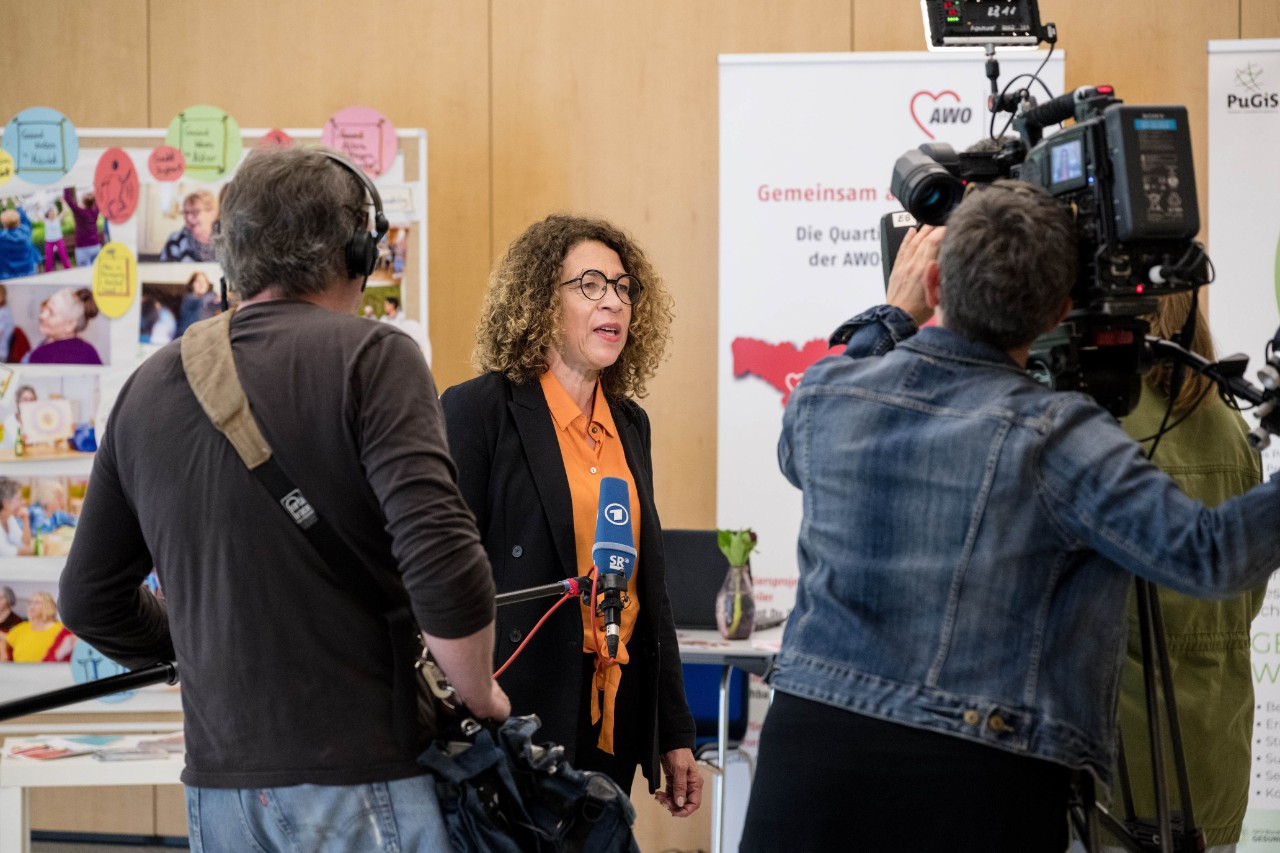 Susanne Hohlfeld-Heinrich, AWO Quartiersprojekte Saarland, beim Interview mit dem Saarl&auml;ndischen Rundfunk