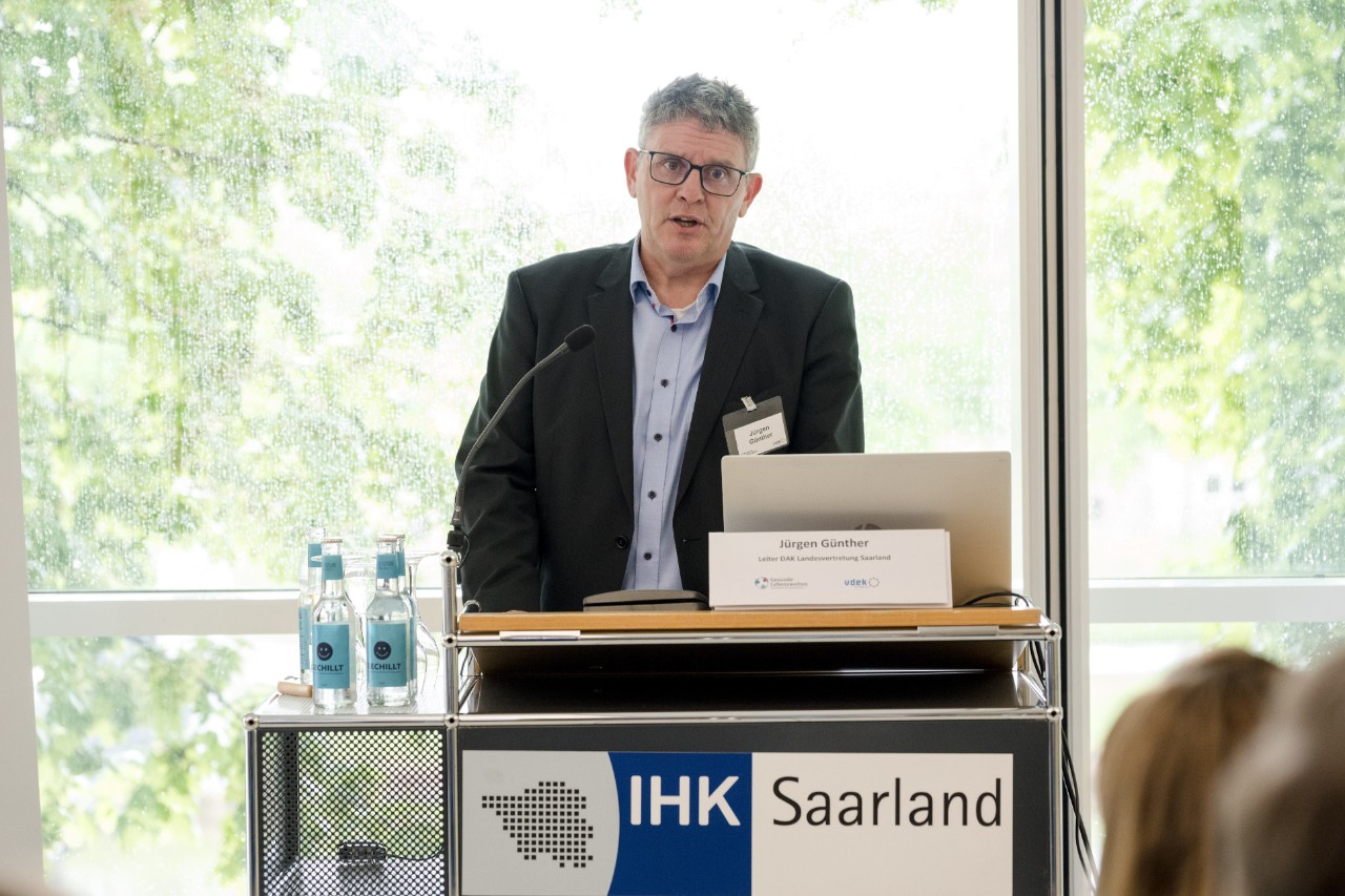 J&uuml;rgen G&uuml;nther, Leiter der DAK-Gesundheit Landesvertretung, begr&uuml;&szlig;t im Namen der Ersatzkassen