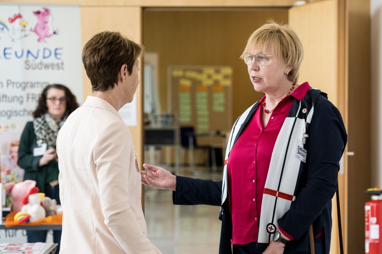Claudia Ruppert und Barbara Baldus vom Deutschen Roten Kreuz (DRK