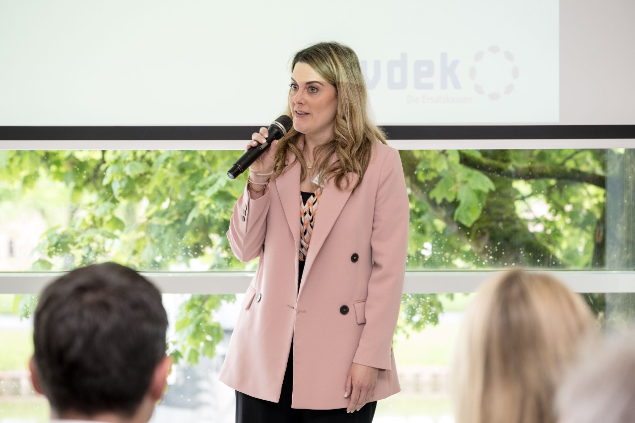 Lisa Wagner vom Regionalverband Saarbr&uuml;cken stellt die Arbeit der Koordinatorinnen stellvertretend f&uuml;r alle Landkreise vor
