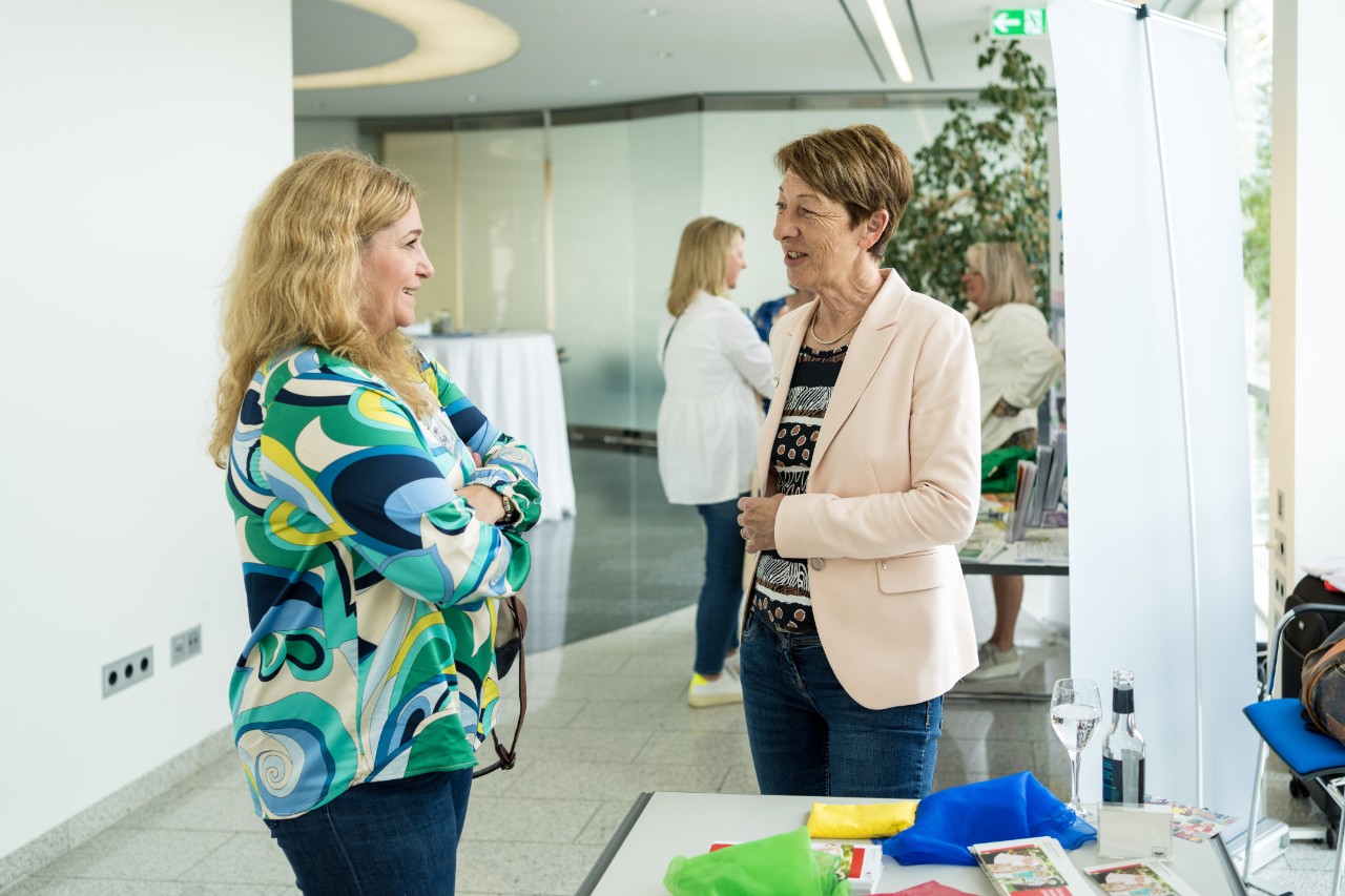 Claudia Ruppert im Gespr&auml;ch mit Anja Stuppi vom Landkreis Neunkirchen