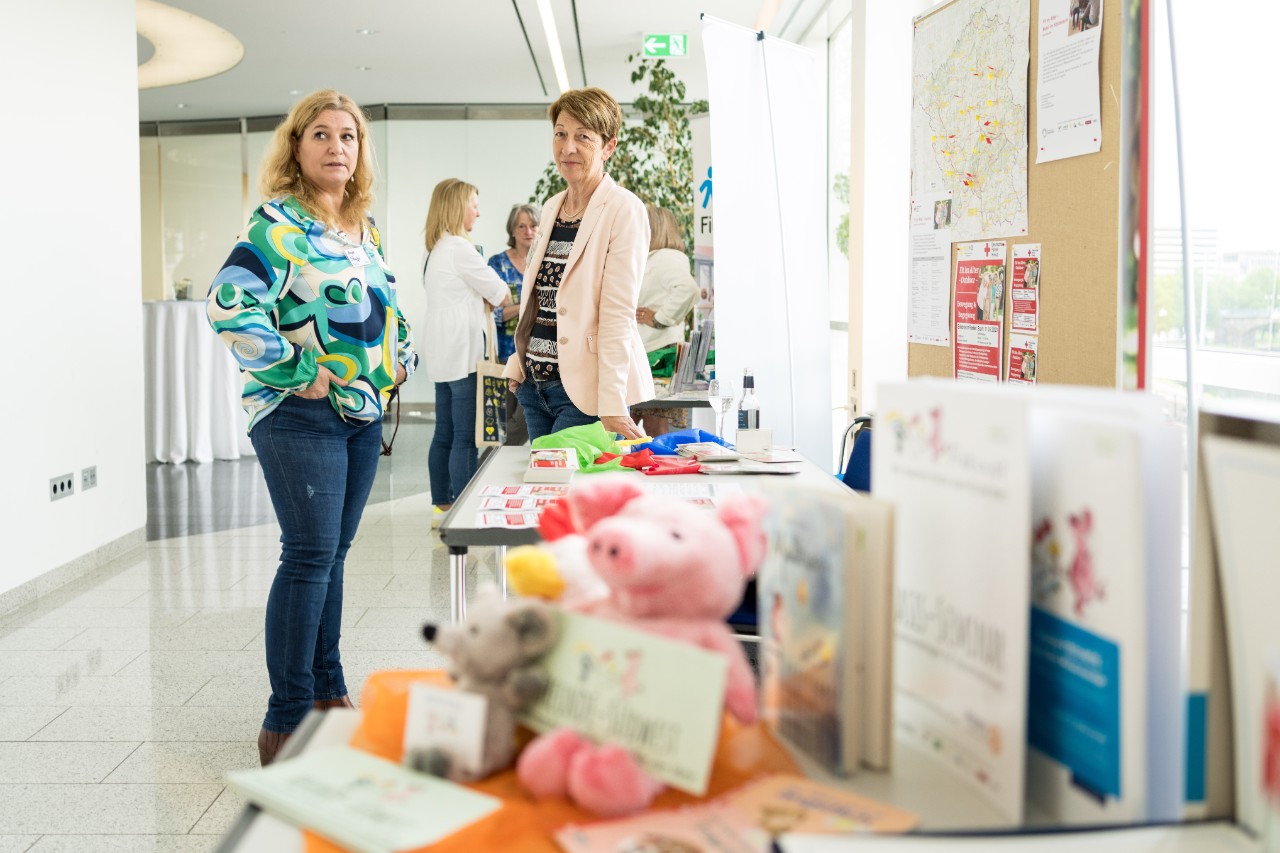 Claudia Ruppert zusammen mit einer Teilnehmerin am FAMoS-Stand