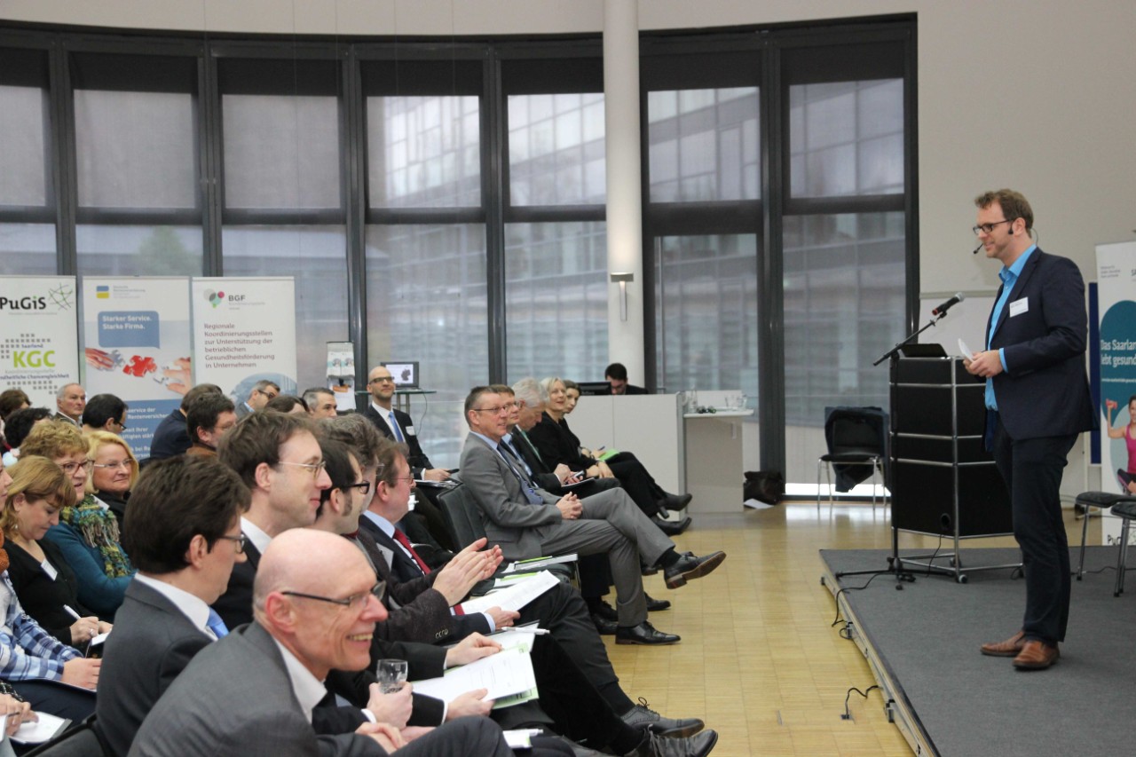 Moderator Marc Weyrich begr&uuml;&szlig;t die Teilnehmer der 1. Saarl&auml;ndischen Landespr&auml;ventionskonferenz
