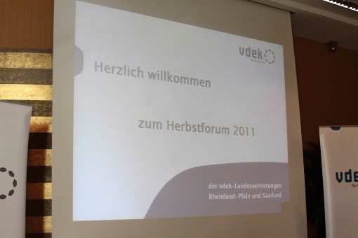 Leinwand, auf die die Worte &quot;Herzlich willkommen zum Herbstforum 2011&quot; projiziert sind