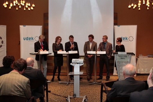 In anregender Diskussion: das Podium unter Moderation von Dr. Tanja B&ouml;rner (ganz rechts) 