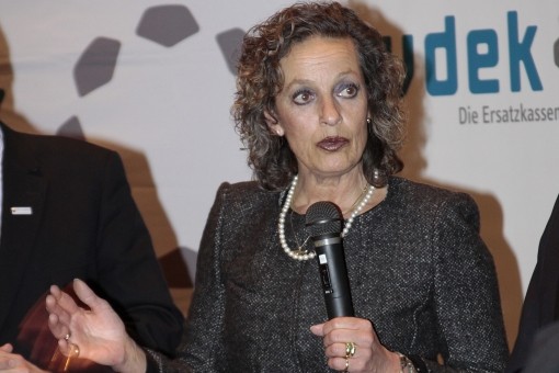 Dr. Sigrid Ultes-Kaiser h&auml;lt ein Mikrofon und gestikuliert