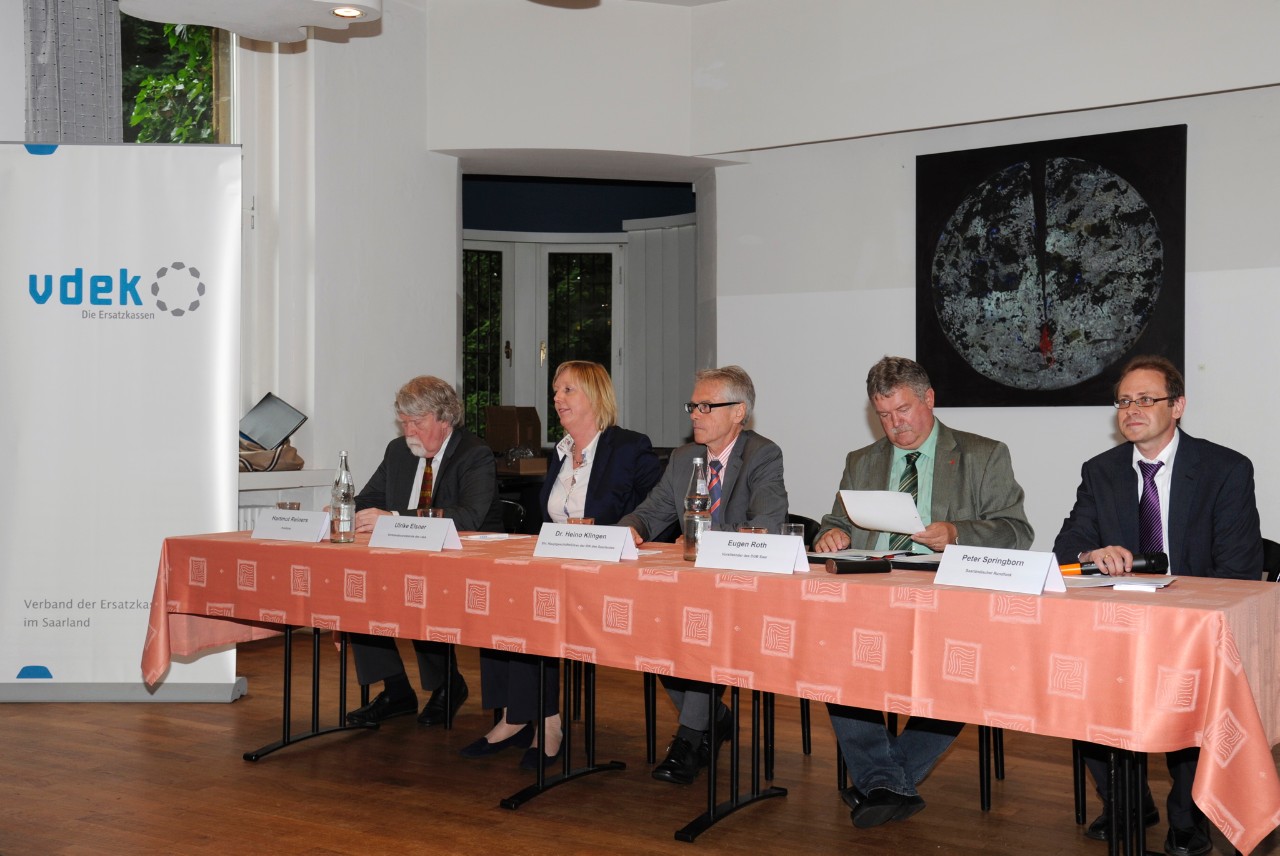 Im Podium diskutieren Hartmut Reiners, Ulrike Elsner, Dr. Heino Klingen (IHK), Eugen Roth (DGB) und Moderator Peter Springborn (SR)