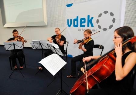 Das Streichquartett des Landesjugend-Symphonie-Orchesters spielt auf verschiedenen Streichinstrumenten