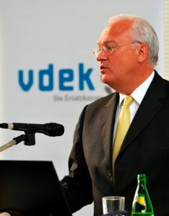 Christian Zahn, Verbandsvorsitzender des vdek, steht am Rednerpult und h&auml;lt eine Rede