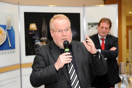 Herbert Heyd h&auml;lt ein Mikrofon, gestikuliert und spricht