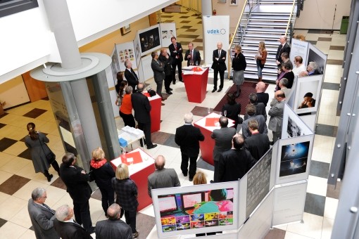 Blick von oben auf die Ausstellung