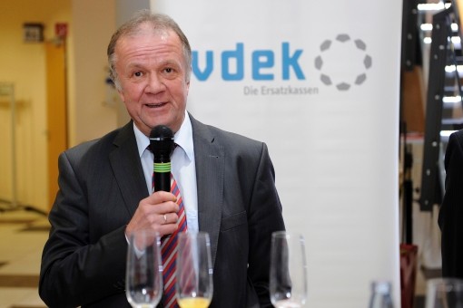Alfons Vogtel, Gesch&auml;ftsf&uuml;hrer der SHG-Klinikgruppe, h&auml;lt ein Mikrofon und spricht