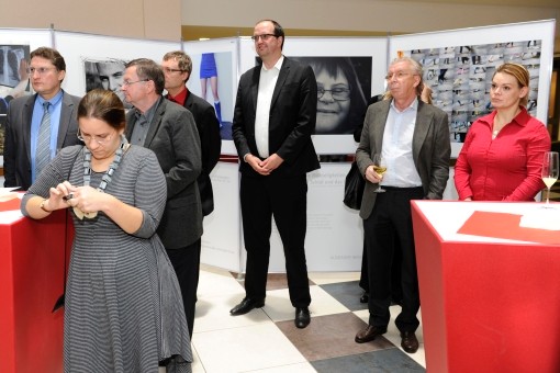 Blick auf die G&auml;ste der Fotoausstellung