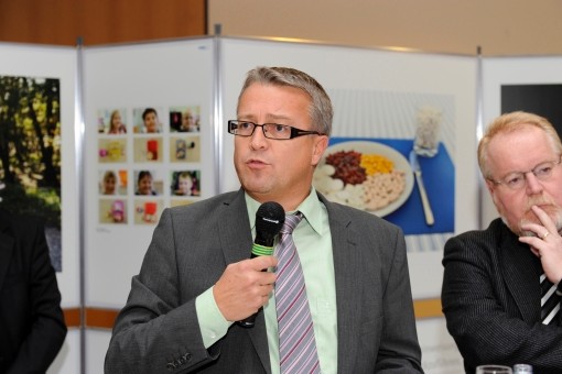 Martin Schneider, Leiter der vdek-Landesvertretung, h&auml;lt ein Mikrofon und spricht