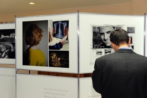 Ein Besucher schaut sich die ausgestellten Fotos an